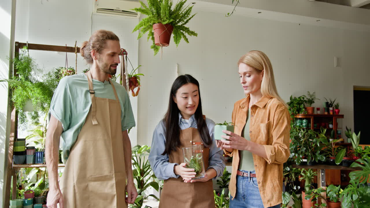 clientes comprando en una tienda de plantas