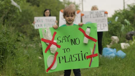 una chica voluntaria sostiene un cartel de protesta diciendo no al plástico. ecología basura contaminación de la naturaleza. reciclaje