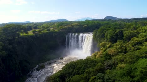 Vista-Panorámica-Aérea-De-La-Hermosa-Cascada-De-Eyipantla-En-El-área-De-La-Selva-Tropical-De-México-Durante-El-Día-Soleado---Vuelo-Hacia-Adelante