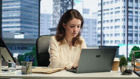 retrato de una ambiciosa mujer de negocios se centra en la expansión de la empresa