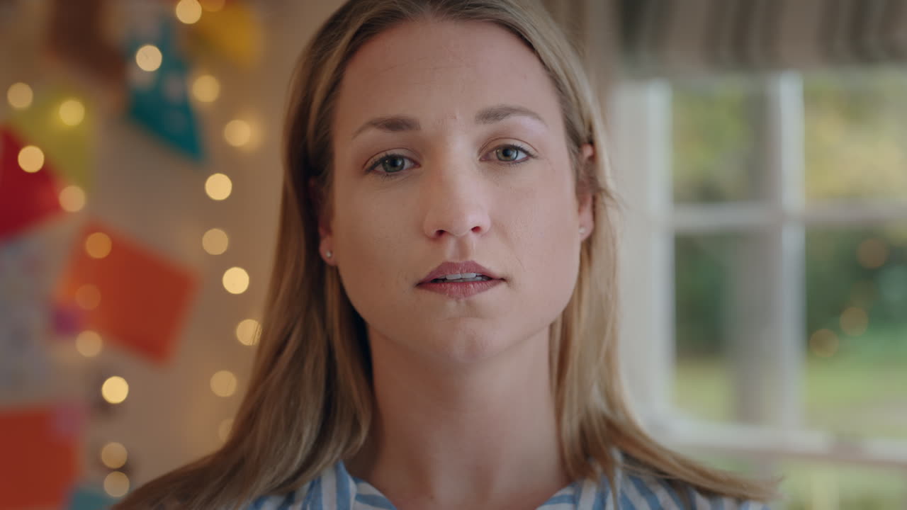 모성 생활 양식을 즐기는 집에서 아름다운 여성의 초상화 침실에서 집에서 건강한 엄마