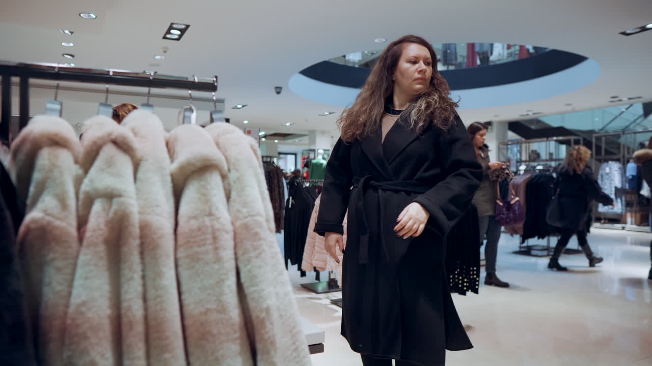 mujer probando un abrigo en una tienda de ropa