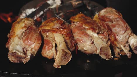 Das-Fleisch-Wird-Auf-Einer-Feuerpfanne-Gebraten