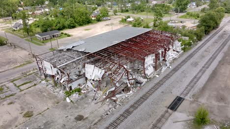 2023-Tornadoschaden-An-Einem-Lagerhaus-In-Selma,-Alabama,-Wobei-Sich-Die-Drohne-Im-Kreis-Bewegt