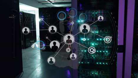 de iconos de perfil de red contra la sala de servidores de computadoras