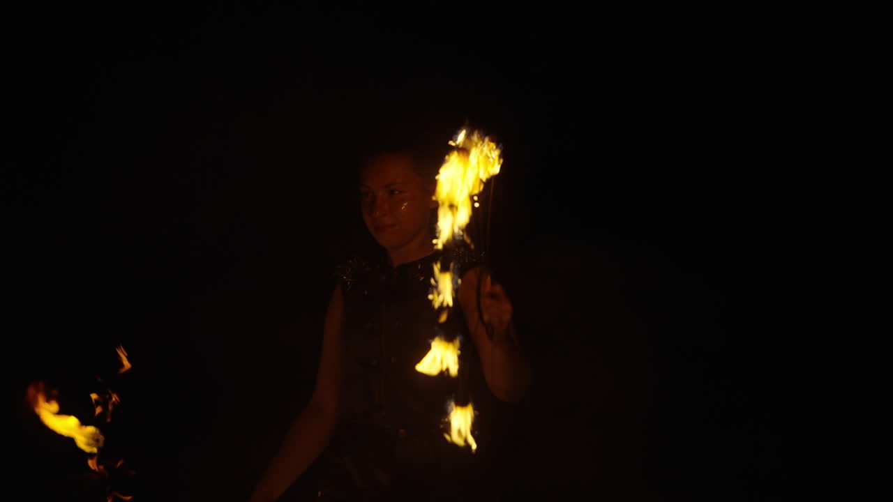 el espectáculo de la bailarina del fuego