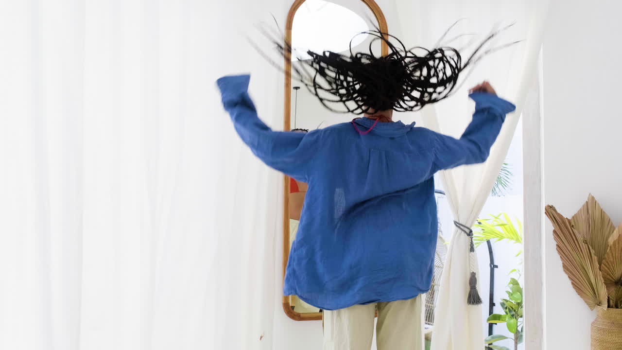 침실에 있는 여자