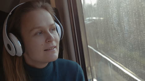 mujer viajando en tren con su músico favorito
