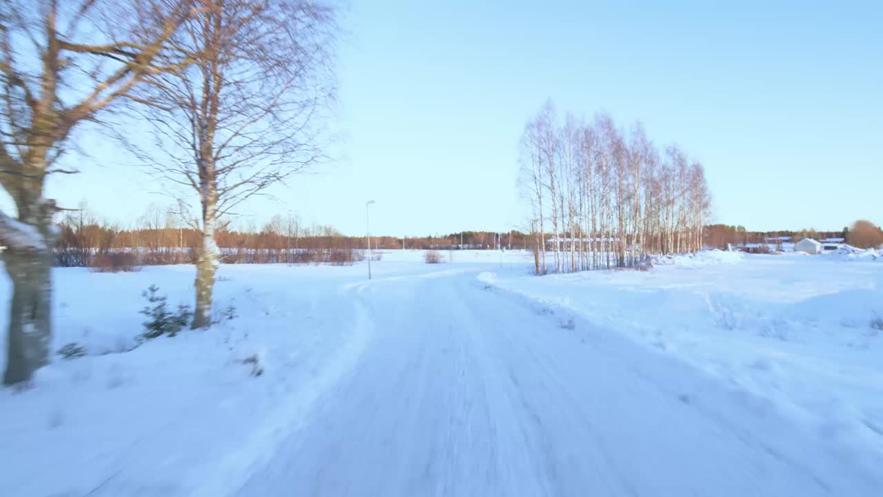 겨울 원더랜드의 눈 덮인 풍경과 작은 도시를 헤치고