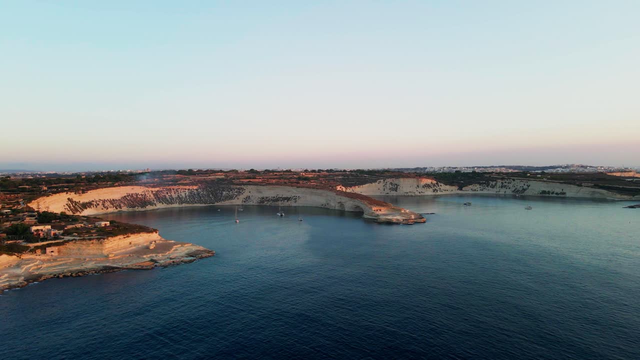Ampia vista aerea della penisola di Delimara vicino a Marsaxlokk, a Malta