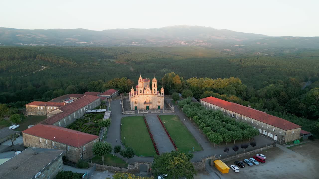 hermosa toma aérea de la fachada delantera del templo de los milagros golpeada por la puesta de sol