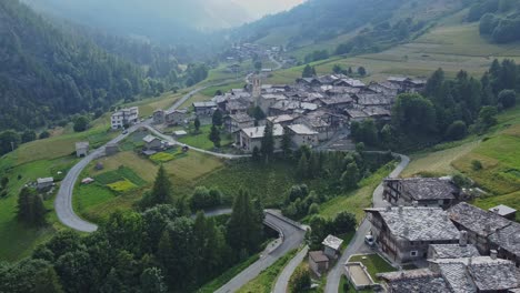 imágenes aéreas de la aldea cerca de busca en italia a continuación