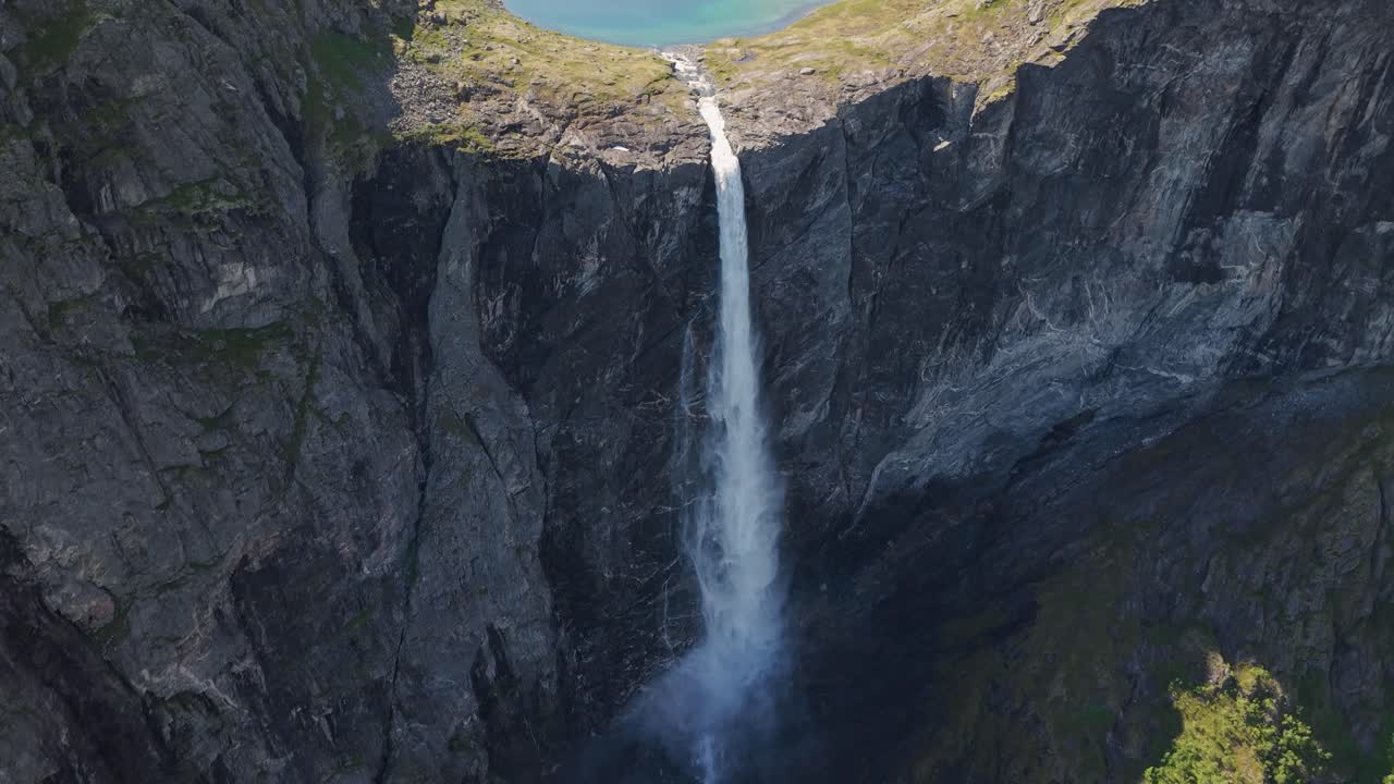 Vodopád Mardalsfossen v More og Romsdal, Norsko – tyčící se vodopád s vodou padající do jezera. Letecký záběr, zpomalený pohyb