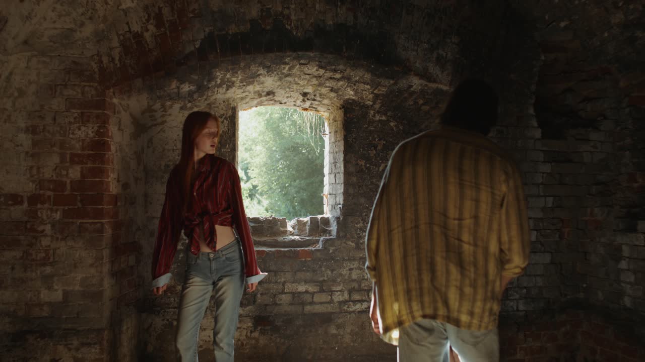 друзья исследуют старую крепость.