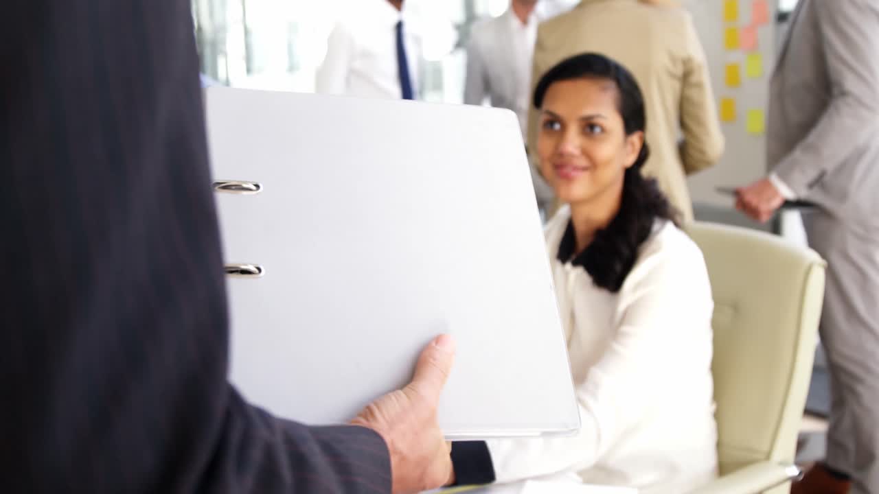 hombre de negocios dando un documento a un colega