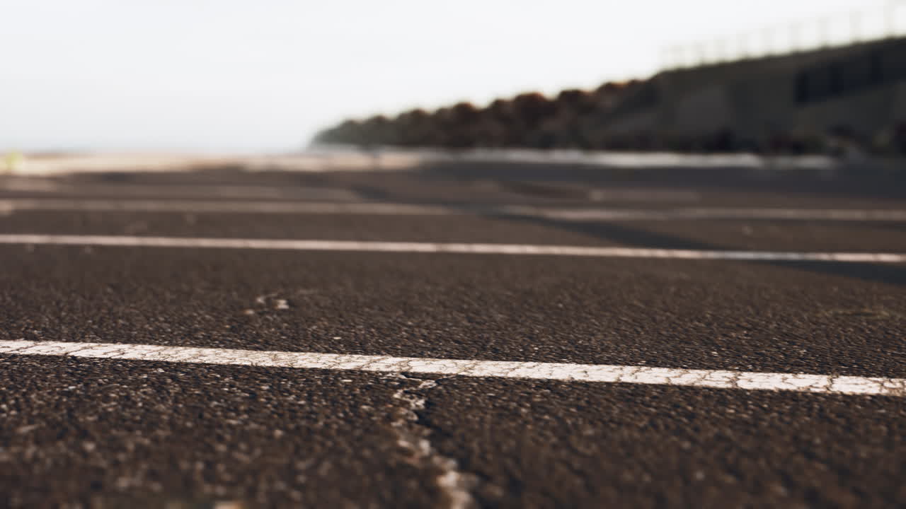 plazas de aparcamiento vacías en la playa cubiertas de asfalto.