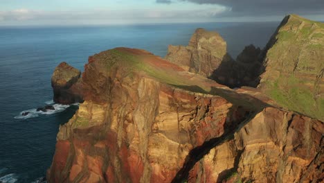 Toma-De-Drone-Del-Acantilado-Rojo-En-La-Costa-De-Madeira