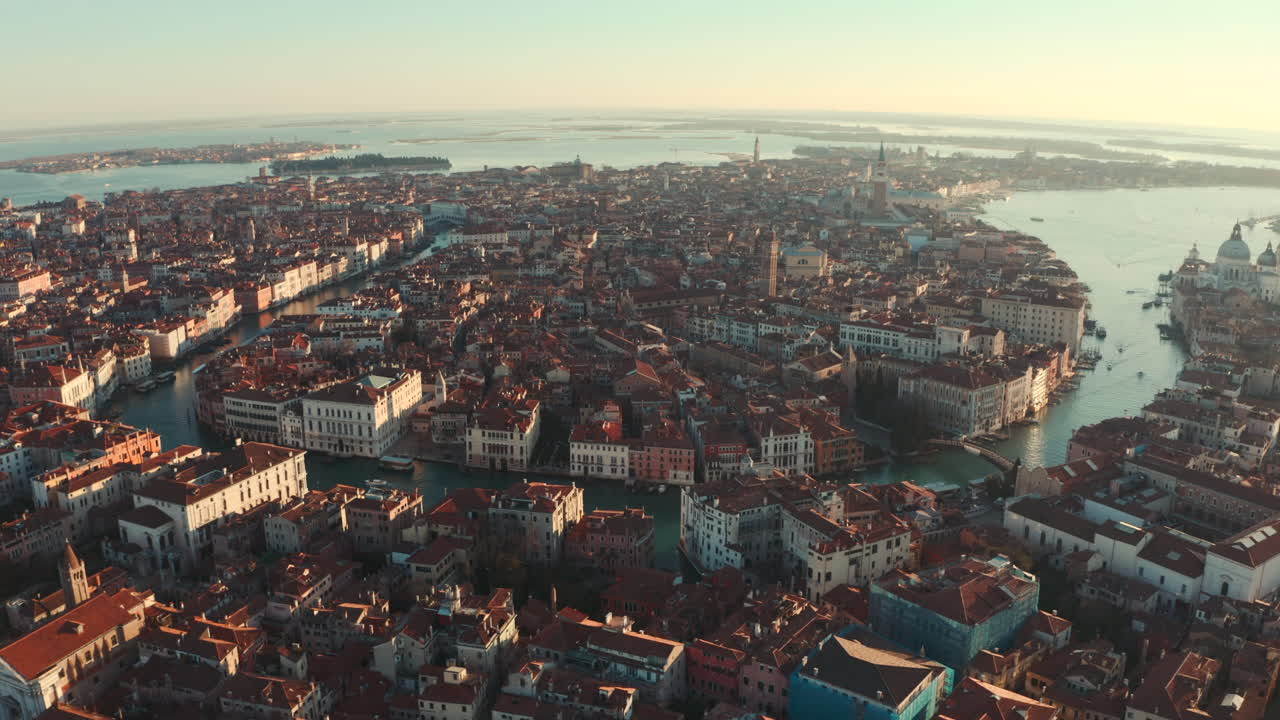 Tomada aérea de drone em círculo do centro de Veneza ao nascer do sol.