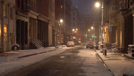 clásica calle empedrada en soho durante la mañana nevada antes del amanecer