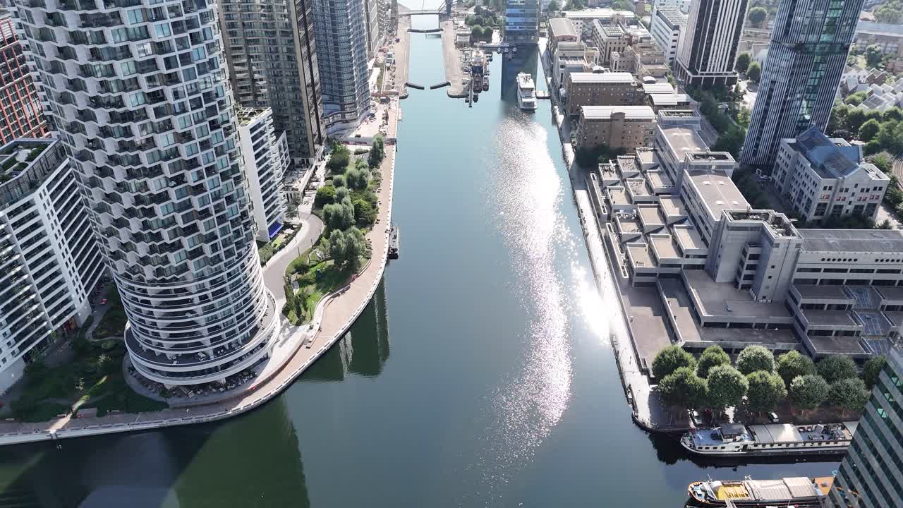 Vista aerea dall'alto degli imponenti grattacieli di Canary Wharf nel distretto finanziario di Londra, che cattura la drammatica geometria urbana, l'architettura moderna e la vivace vita cittadina dall'alto.