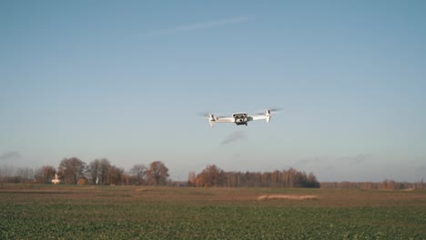 drone blanco volando sobre el fondo de la naturaleza
