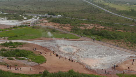 Luftaufnahme-Des-Geothermisch-Aktiven-Geysirfeldes-In-Island.-Vogelperspektive-Dampfendes-Geothermisches-Geysir-Tal-In-Island.-Touristische-Attraktion.-Erstaunlich-In-Der-Natur.-Geysir-Tal-In-Island