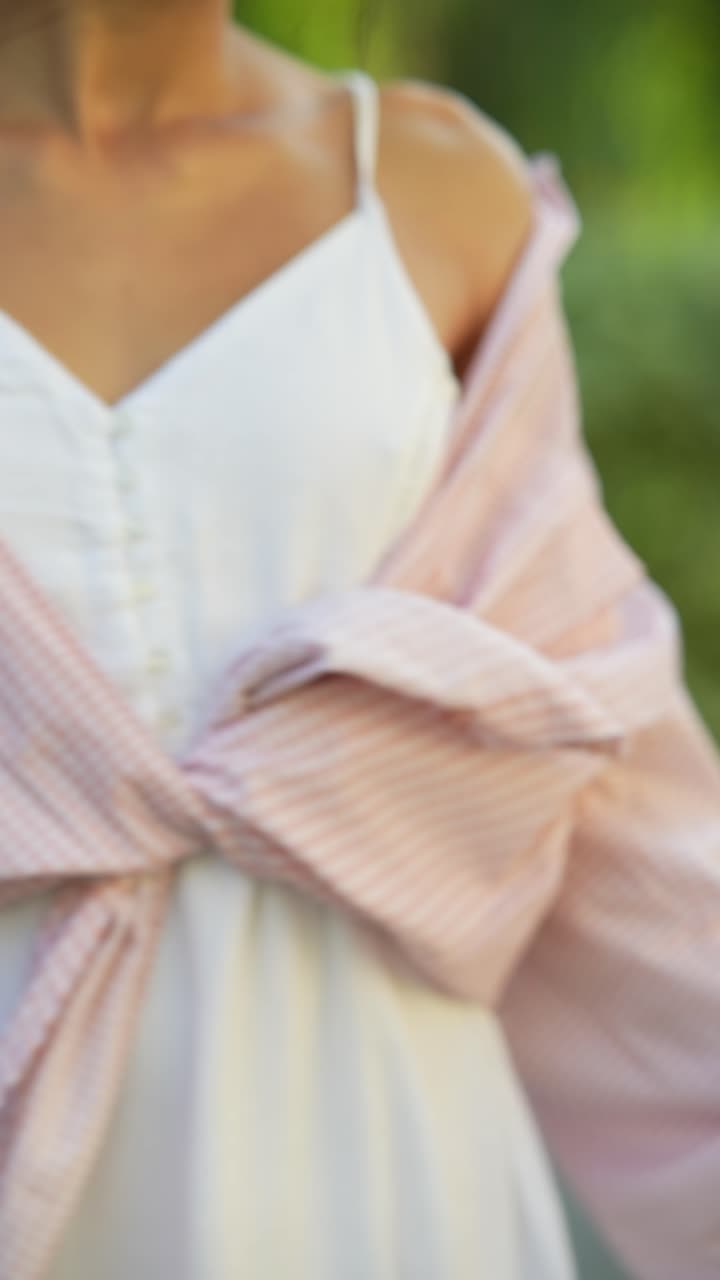 분홍색 줄무 셔츠와 색 을 입은 여자