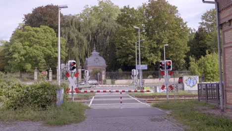barrera de cierre en el cruce ferroviario, darmstadt, hessen, alemania