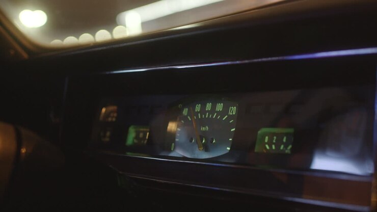 Painel de Instrumentos de Carro Clássico à Noite