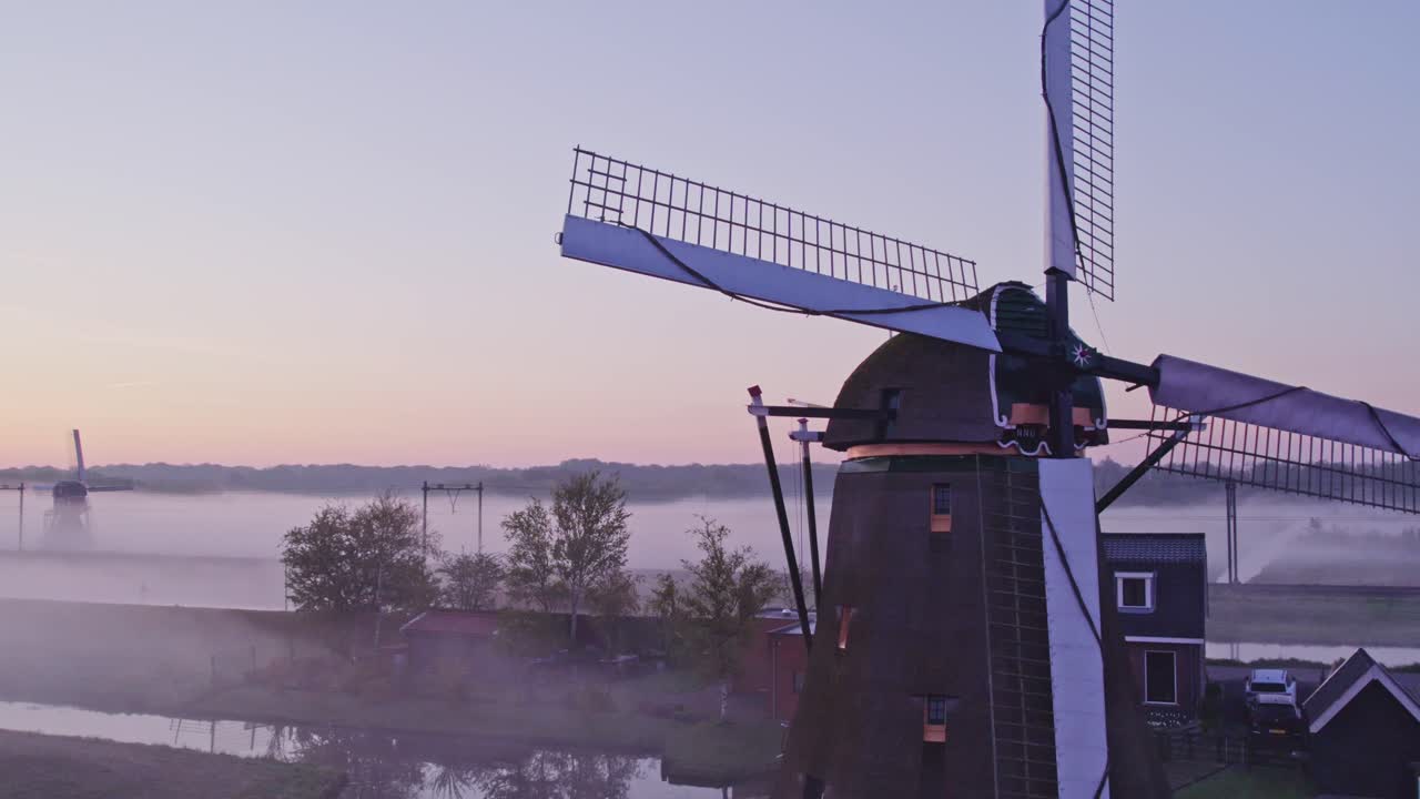 Vista aerea di Noordwijkerhout con Hogeveensemolen, tulipani, mulino a vento, che mostra un sereno paesaggio rurale nei Paesi Bassi