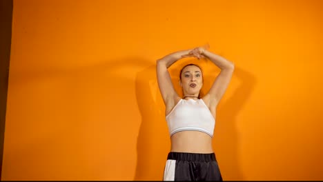 una mujer bailando hip hop.