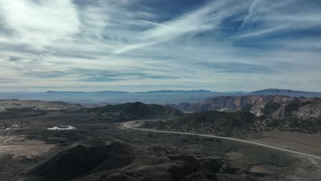 paisaje dramático de una carretera con montañas en un área remota en san jorge, utah