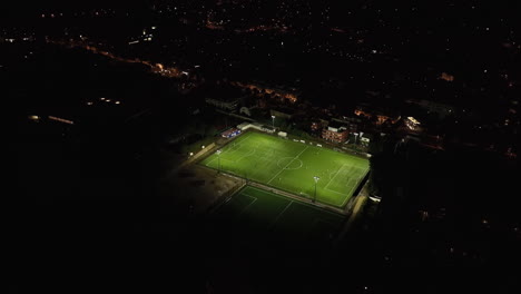 Vistas-Aéreas-Nocturnas-De-Montpellier,-Castelnau-le-lez-Y-Campos-De-Fútbol.