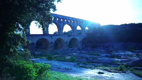 Römische-Bögen,-Die-Sich-Bei-Gutem-Wetter-In-Einer-Schlucht-Eines-Flusstals-Zwischen-Der-Natur-Errichten