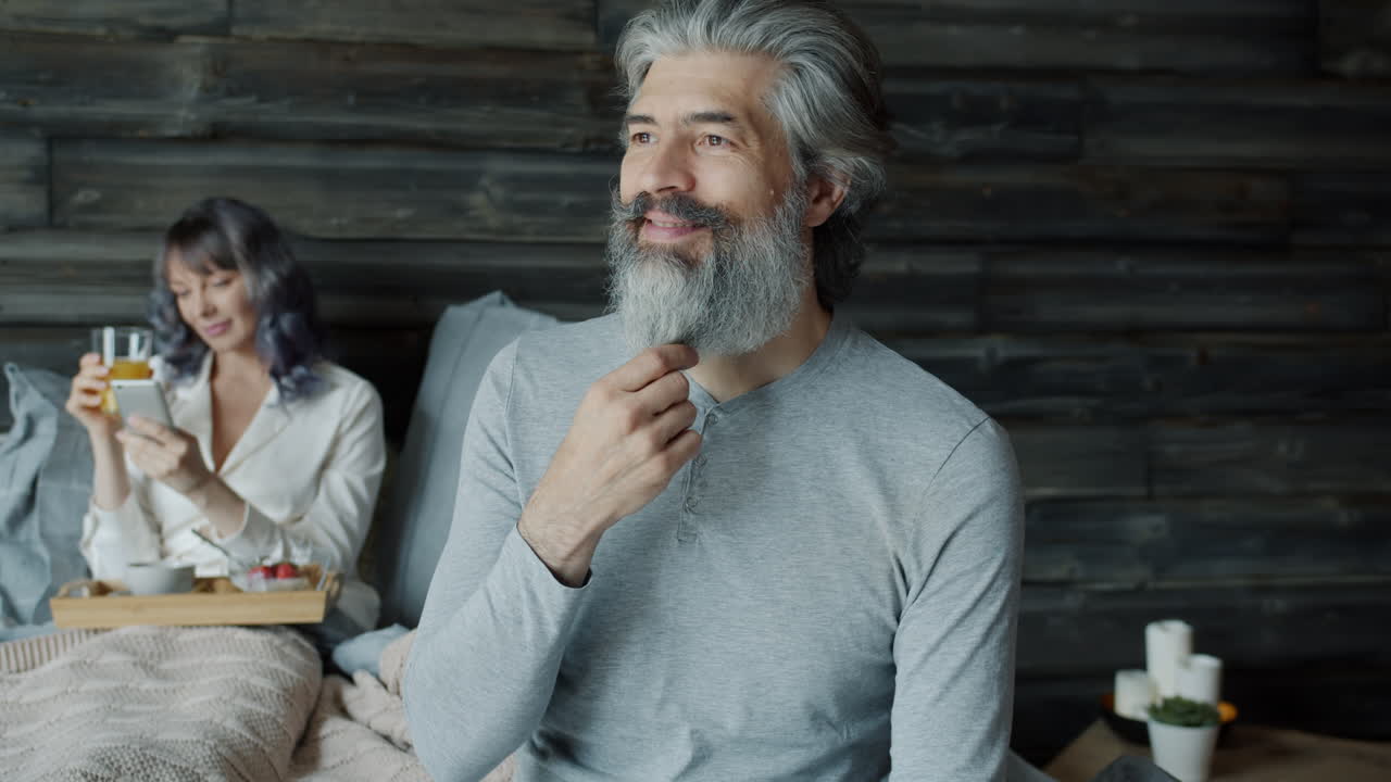 pareja disfrutando del desayuno en la cama