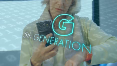 animación de texto de 5g 5a generación sobre una mujer mayor que usa un teléfono inteligente en segundo plano