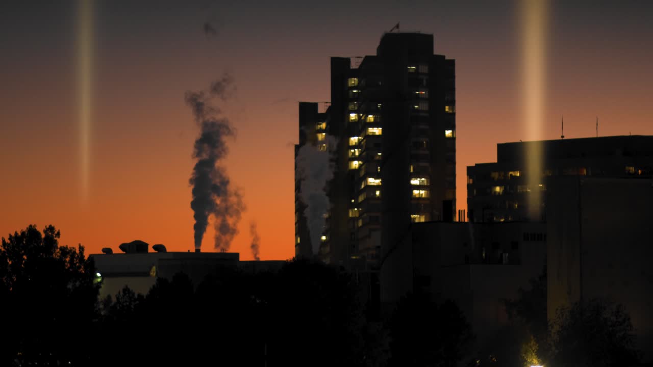 밤에 공장 건물에서 나오는 배출물