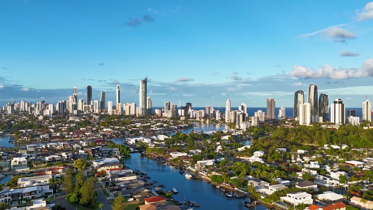 배경 에 강 과 바다 가 있는 도시 풍경
