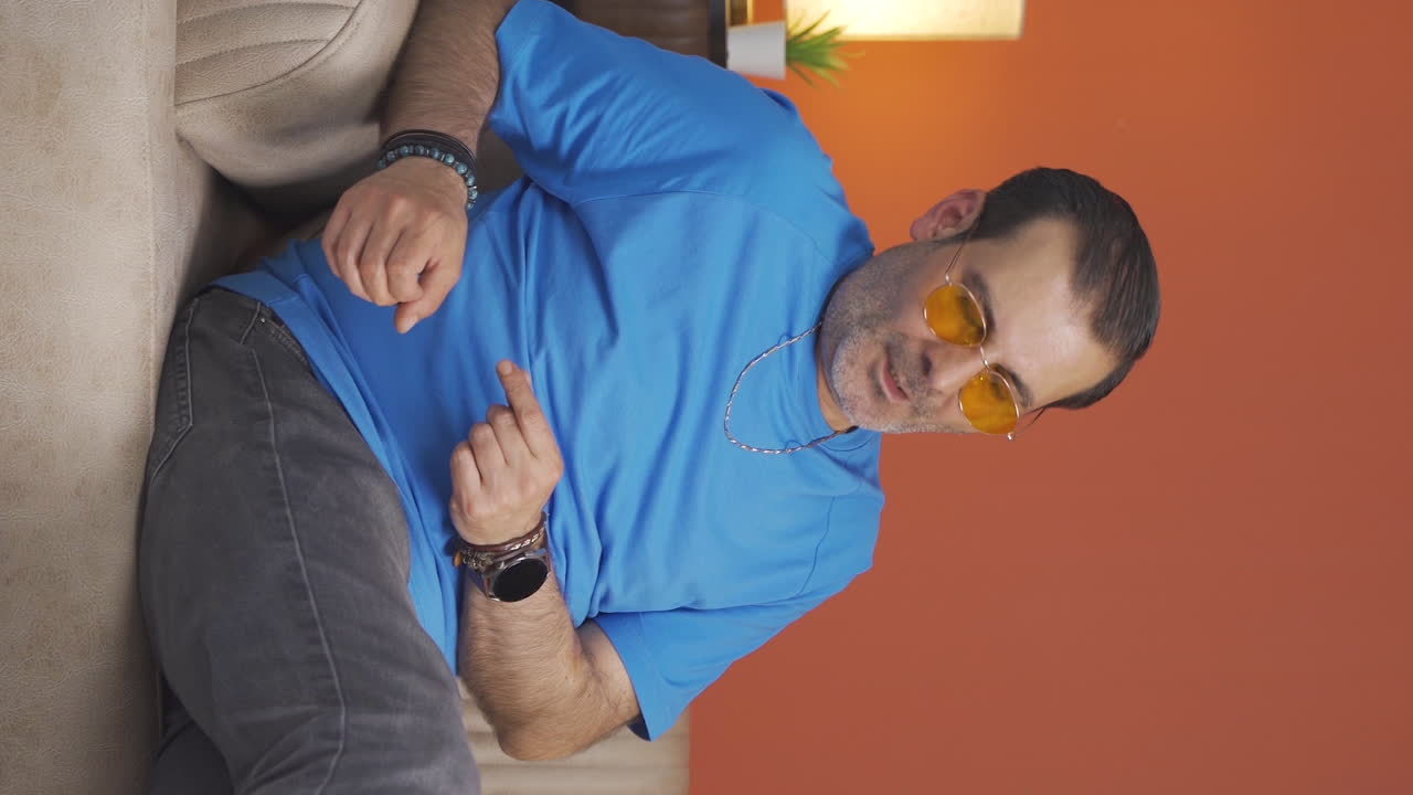 Video verticale dell'uomo che sospira e sbuffa per la noia