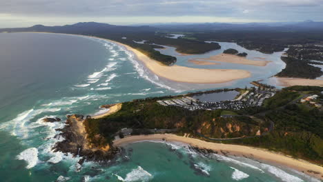 Filmische,-Breite-Drohnenaufnahme-Von-Wellington-Rocks,-Pflegestrand,-Dem-Nambucca-Fluss-Und-Dem-Ozean-In-Nambucca-Heads,-New-South-Wales,-Australien