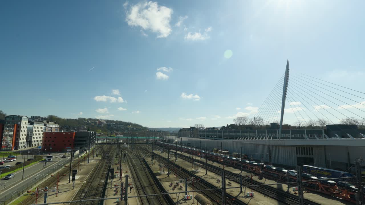 горизонтальный вид города намур с железнодорожной станцией, бельгия