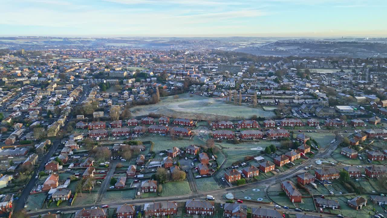 imágenes aéreas de una ciudad urbana cubierta de niebla de dewsbury moor en yorkshire uk, que muestra el tráfico de carreteras concurridas y casas de ladrillo rojo
