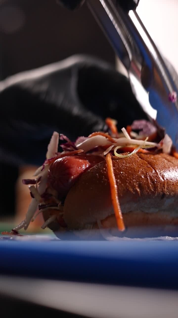 preparando un delizioso hot dog