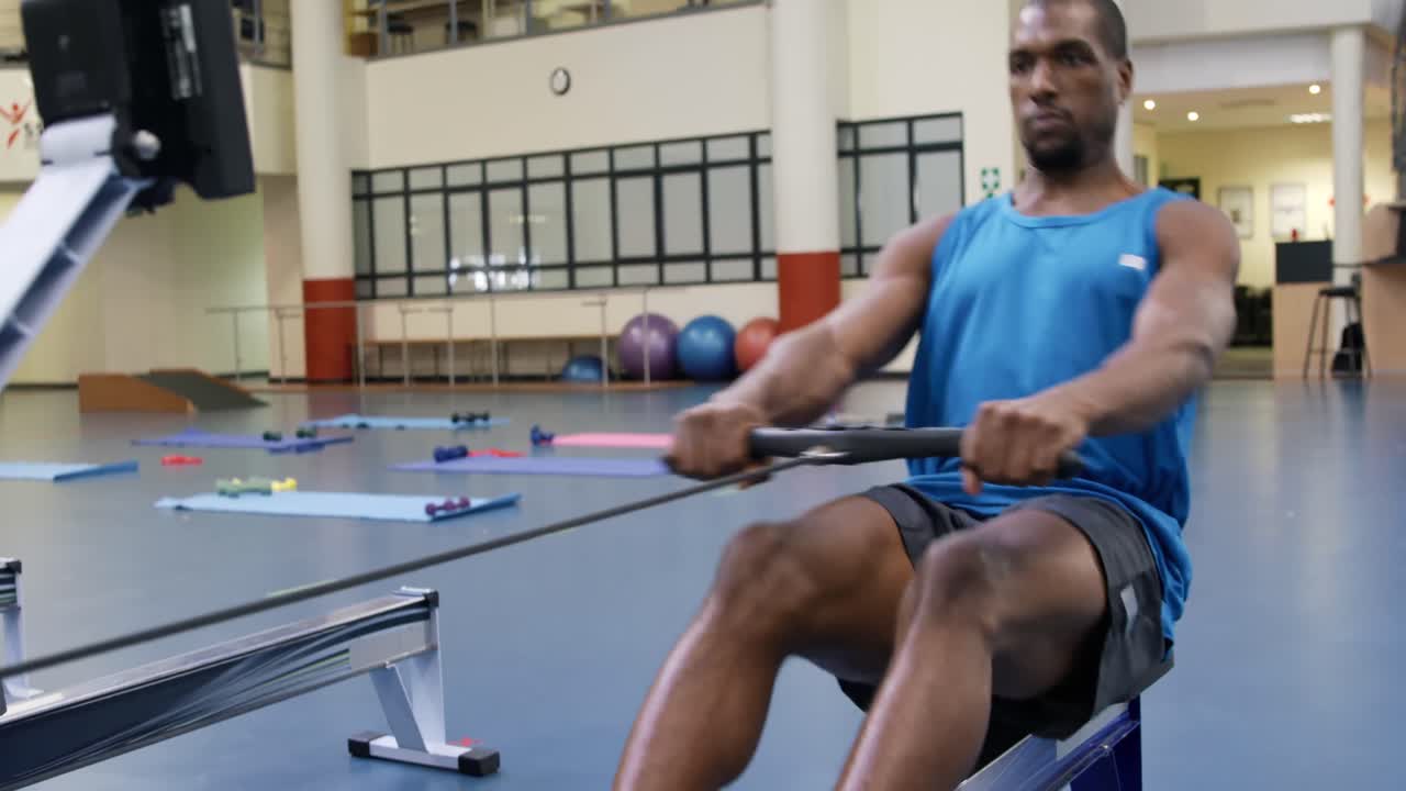 체육관 에서 운동 하는 것