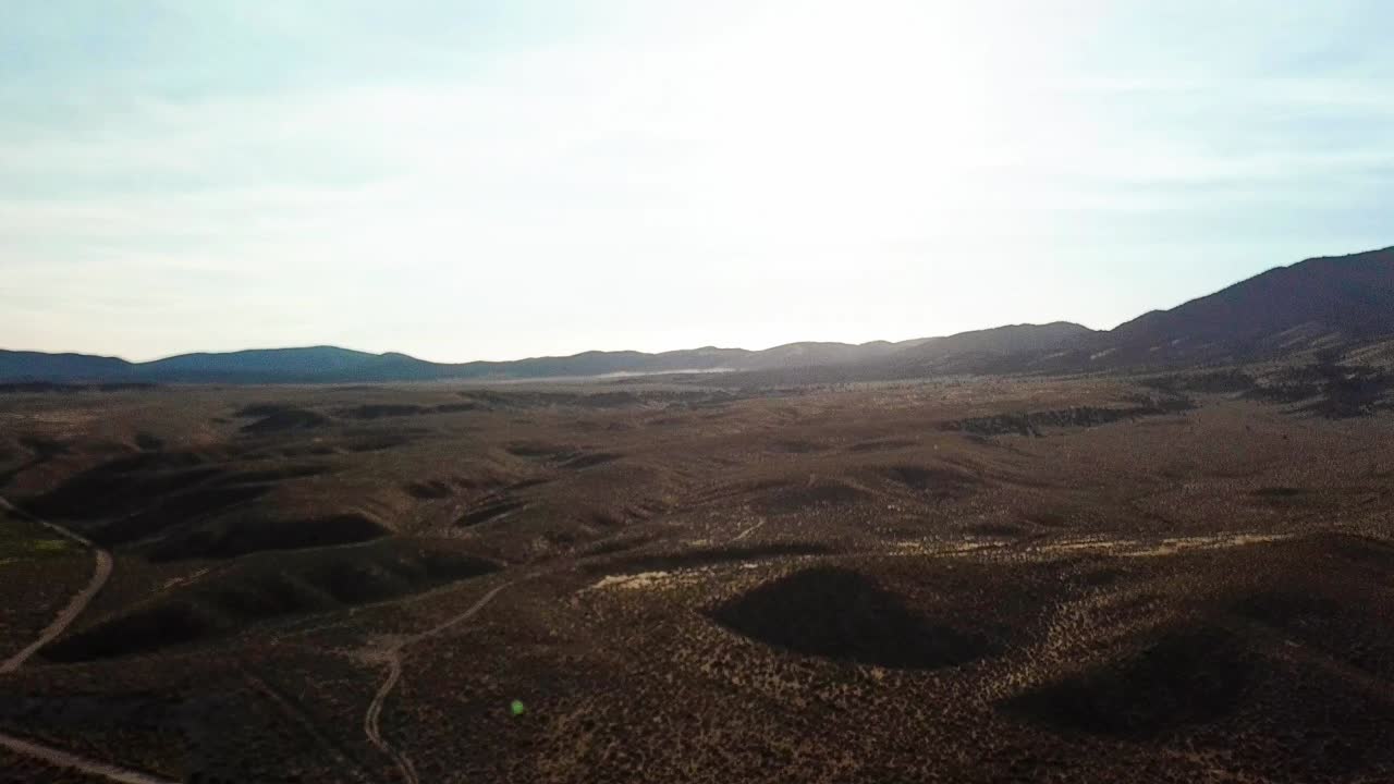 carretera del desierto al atardecer y al anochecer con un río serpiente y mesetas de un dron en 1080p verano de 2018