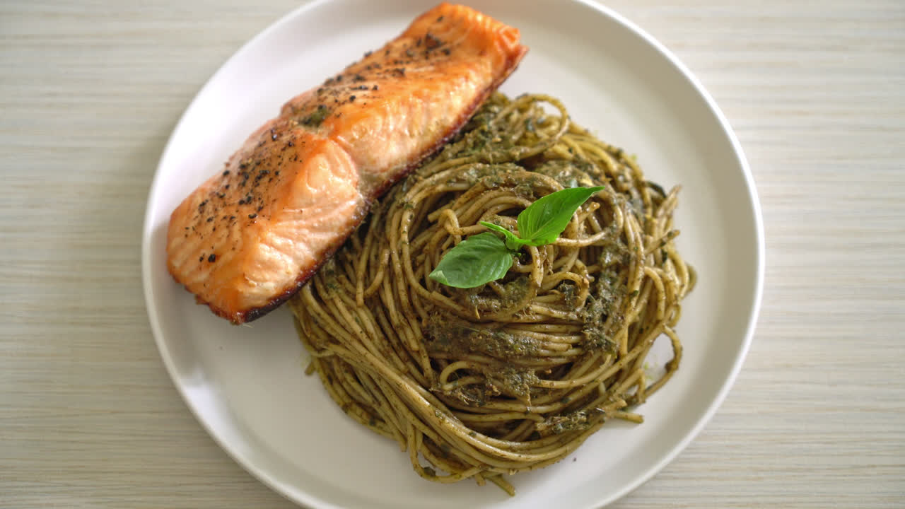 pasta de espagueti al pesto casera con salmón a la parrilla - estilo de comida italiana