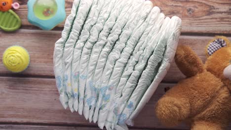 pañales y juguetes para bebés