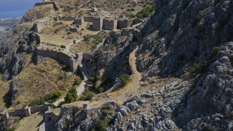 vista aérea de drones de la acrópolis de acrocorinto en grecia continental