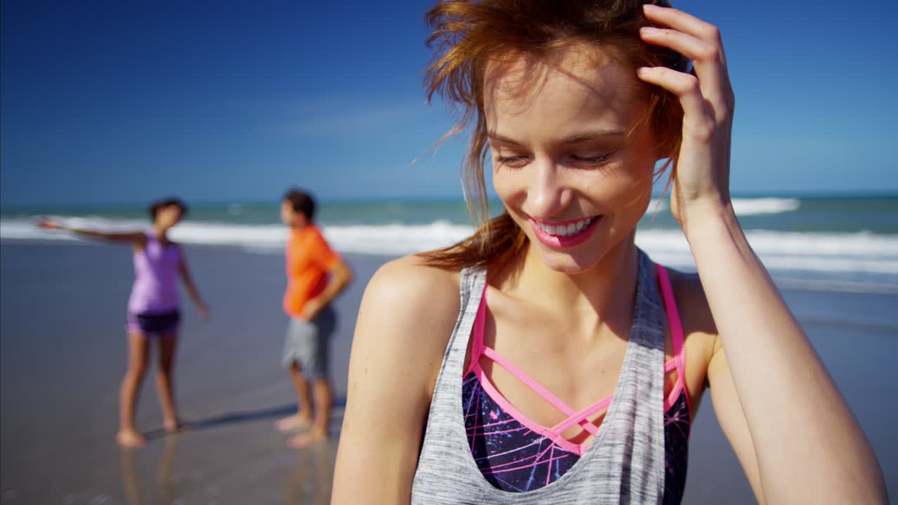 해변에서 운동하는 백인 미국 여성의 초상화