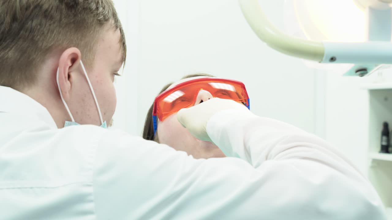 치과 의사가 환자를 검사하고 있습니다.